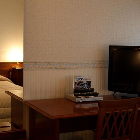Hotel Alexander เชซานา ภายนอก รูปภาพ