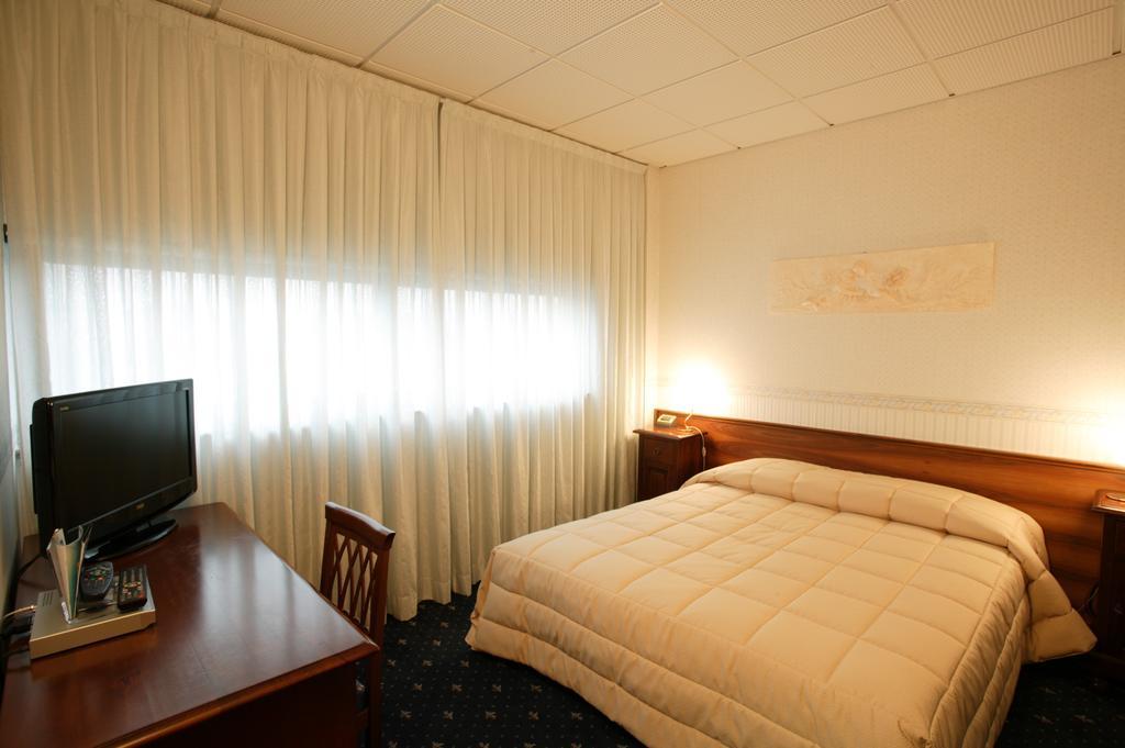 Hotel Alexander เชซานา ภายนอก รูปภาพ