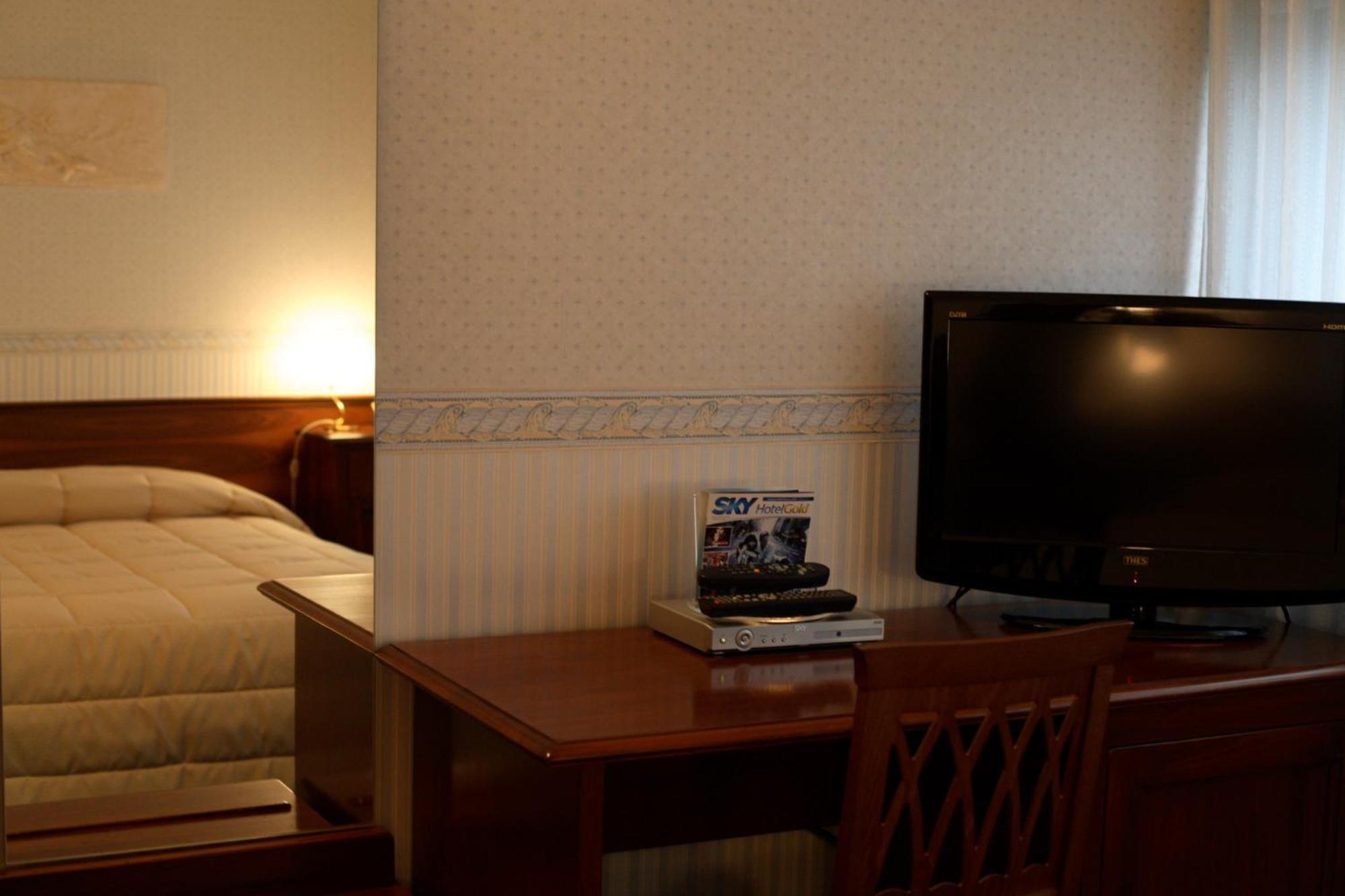 Hotel Alexander เชซานา ภายนอก รูปภาพ