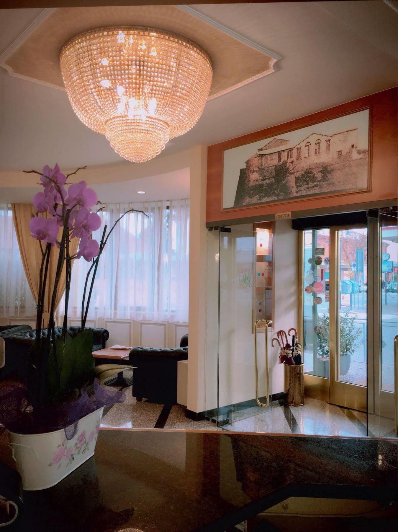 Hotel Alexander เชซานา ภายนอก รูปภาพ